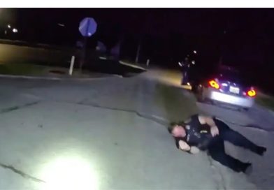VIDEO: Sospechoso acelera con una policía atrapada dentro de su auto y arrastra a otro agente por la calle