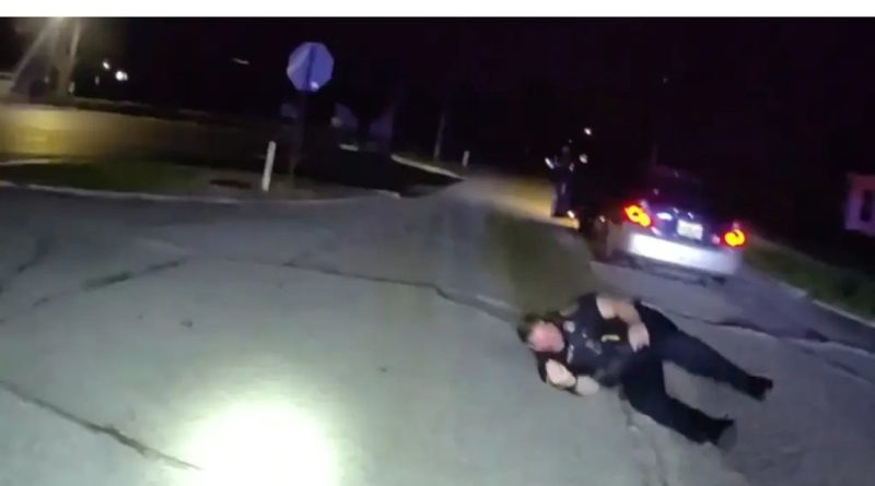 VIDEO: Sospechoso acelera con una policía atrapada dentro de su auto y arrastra a otro agente por la calle