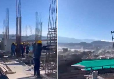 VIDEO: Trabajadores en lo alto de una construcción que tiembla por el sismo en Colombia