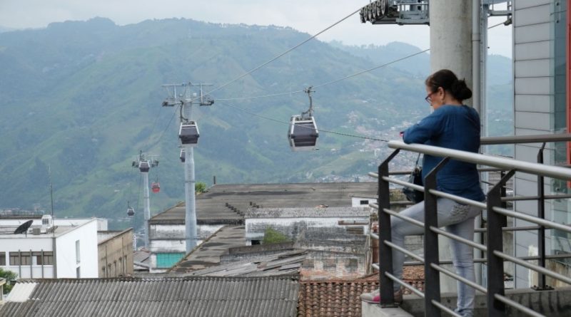 VIDEOS: El momento de terror que vivieron pasajeros de un cable aéreo en Colombia en el terremoto