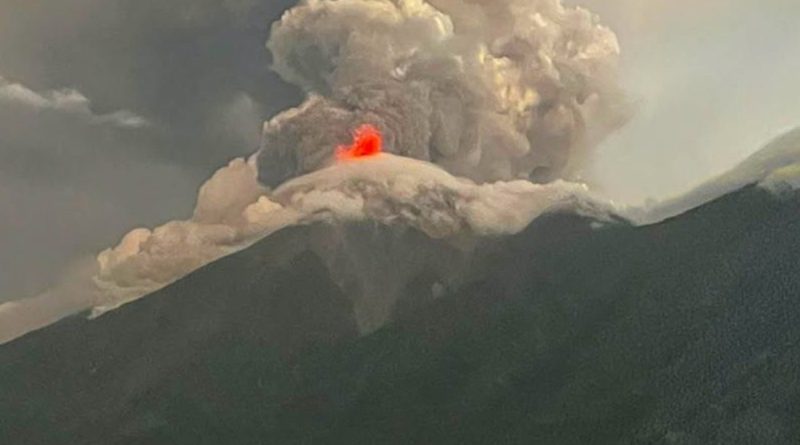 VIDEOS: El volcán más activo de Centroamérica entra en fase explosiva "crítica" y provoca masivas evacuaciones