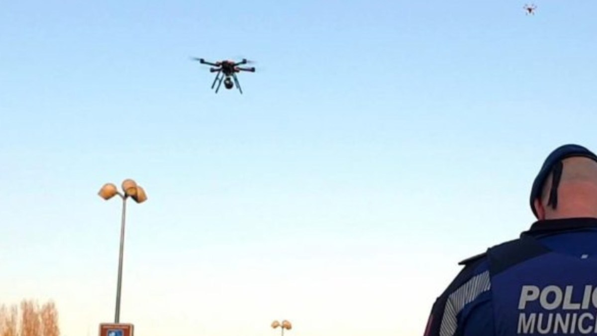 Drones con altavoces avisan a la gente de Madrid que permanezca en casa