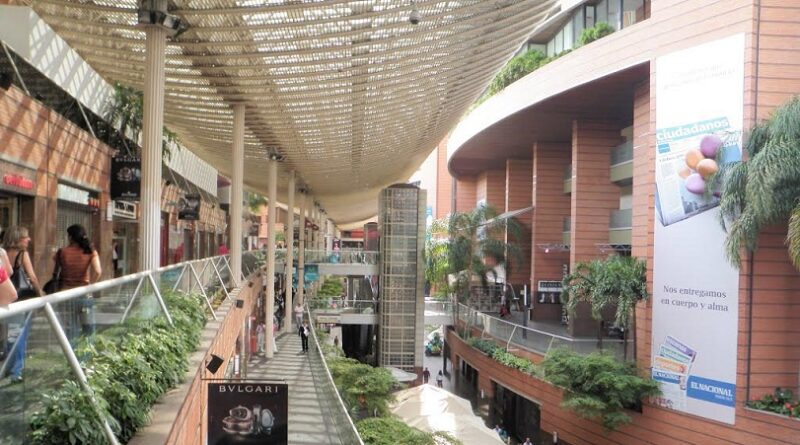 Camilo Ibrahim Issa - Centros comerciales arrancan diciembre con sus puertas abiertas - FOTO