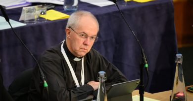 Liga anglicana rechaza al líder de la Iglesía británica tras la decisión de bendecir parejas homosexuales