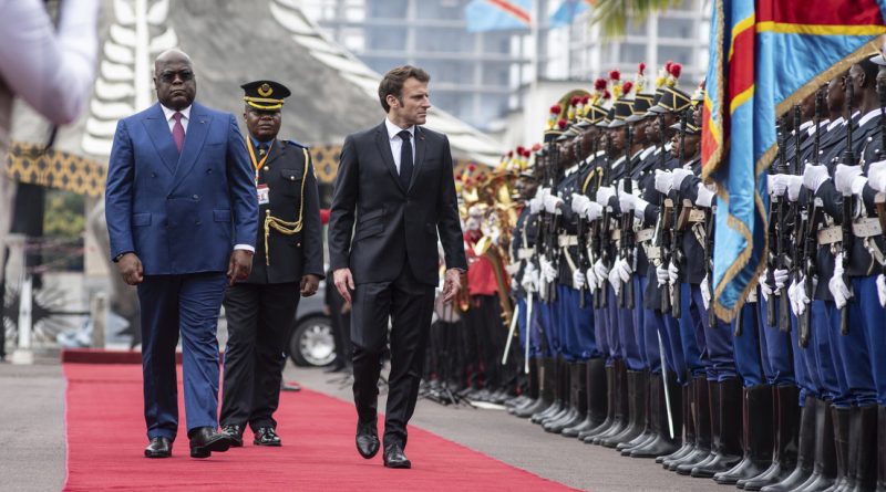 "No acusen a Francia de lo que depende de ustedes": Macron cierra su gira por África