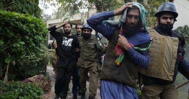 Policías irrumpen en la casa del ex primer ministro de Pakistán y detienen a más de 60 personas (VIDEOS)