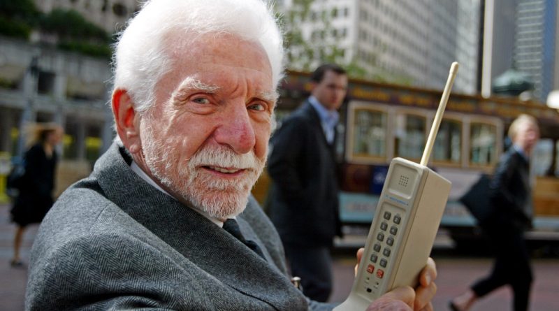 El inventor del teléfono móvil advierte sobre el peligroso uso que se le da al dispositivo