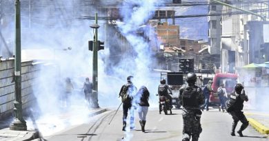 Fuertes choques con la Policía boliviana en una nueva protesta de maestros en La Paz