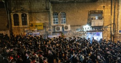 Manifestantes ultraortodoxos se enfrentan a la Policía en una tienda de celulares en Israel (VIDEO)