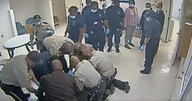 Siete policías son acusados de asfixiar hasta la muerte a un afroamericano en EE.UU. (VIDEO)