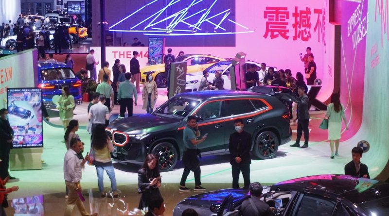 BMW se disculpa tras negarse a dar helado gratis a los visitantes chinos en el Salón del Automóvil de Shanghái