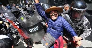 Choques entre la Policía y manifestantes durante una nueva protesta de maestros en Bolivia