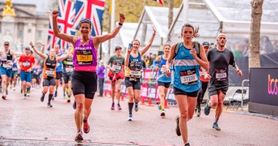 Maratonista trans ofrece devolver su medalla tras superar a 14.000 mujeres en prueba femenina