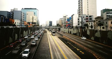 Polémica en Perú por prohibición de 'limpiavidrios' e imposición de multas a conductores en Lima