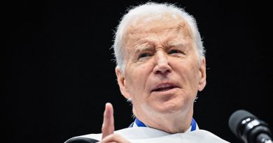 Biden advierte contra "fuerzas siniestras" y afirma que su Gobierno determinará el futuro de EE.UU.