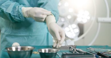 Despiden a un cirujano por pedir ayuda a una limpiadora para realizar una amputación