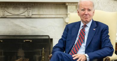 VIDEO: Joe Biden sonríe mientras ignora las preguntas que le hacen los periodistas