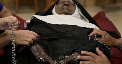 Feligreses visitan el cuerpo de una monja que permanece intacto después de 4 años