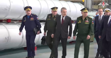 Ministro de Defensa ruso inspecciona una fábrica de avanzados misiles antiaéreos guiados