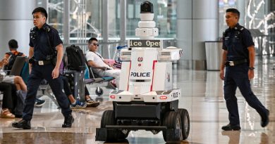 Robots policías patrullan en el aeropuerto de Singapur (VIDEO)