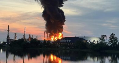 VIDEO: Un fuerte incendio en una planta petrolera en EE.UU. tras ser alcanzada por un rayo