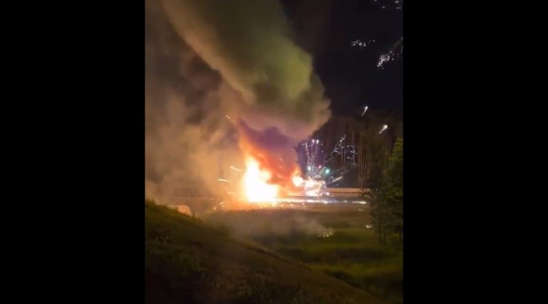 VIDEOS: Se incendia un camión lleno de fuegos artificiales en una autopista que conecta Moscú con Crimea