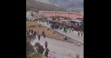 Al menos tres personas heridas en paro contra minera en Perú que fue reprimida por la Policía