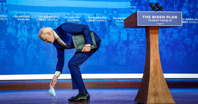 Axios: Biden lleva zapatos tenis y utiliza escalera corta para subir al avión y evitar tropiezos