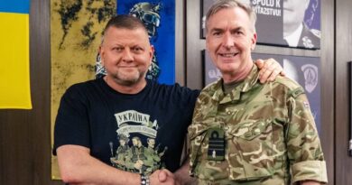 El jefe del Ejército ucraniano posa con una camiseta con un insulto étnico hacia los rusos
