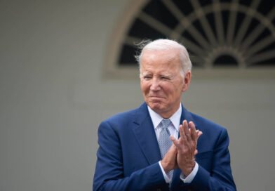 "Eso fue hace 827 años": Biden bromea sobre su edad y su carrera política