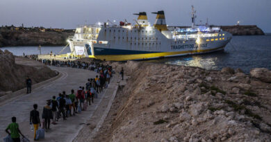 Francia desplegará fuerzas en la frontera italiana ante la afluencia masiva de migrantes a Lampedusa