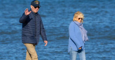 Biden criticado por relajarse en la playa "mientras el mundo arde"