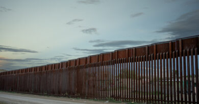 La Administración Biden renuncia a 26 leyes para construir una parte del muro fronterizo entre EE.UU. y México
