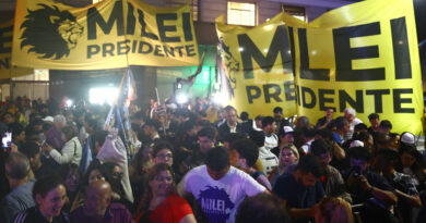 VIDEO: Simpatizantes de Javier Milei se congregan cerca de su sede