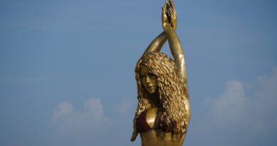 Develan una estatua en honor a Shakira en su ciudad natal