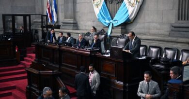 EE.UU. anuncia restricciones de visa a más de 100 diputados de Guatemala por "socavar la democracia"