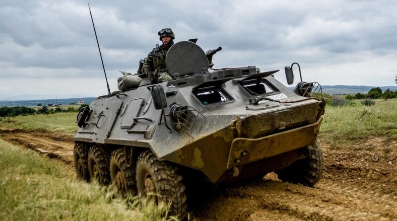 El presidente búlgaro veta la entrega gratuita de 100 blindados a Ucrania