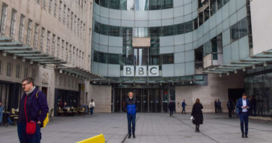 Presentadora de BBC se disculpa tras mostrar el dedo medio a la cámara en vivo (VIDEO)