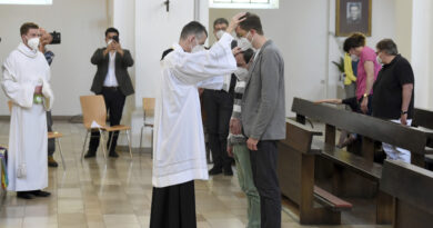 El Vaticano afirma que la bendición a parejas homosexuales no debe considerarse 'herética' ni 'blasfema'