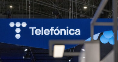 La española Telefónica firma con los sindicatos el plan de despido de casi 3.500 trabajadores