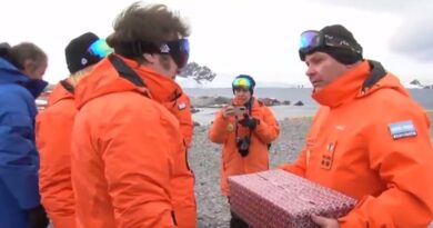 "Los mejores amigos del hombre": Obsequian a Milei un simbólico regalo en la Antártida (VIDEO)