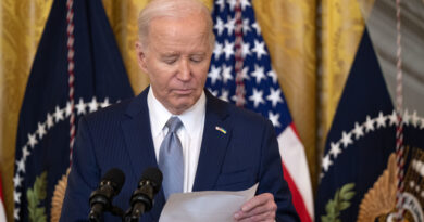 Axios: El uso continuo que hace Biden de sus notas preocupa a donantes del Partido Demócrata