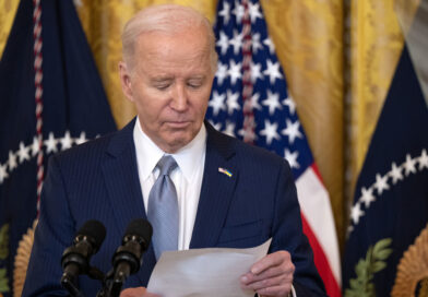 Axios: El uso continuo que hace Biden de sus notas preocupa a donantes del Partido Demócrata