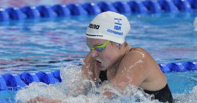 Una nadadora israelí es abucheada tras ganar la medalla de plata en el Mundial de Doha (VIDEO)