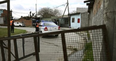 VIDEO: Les roban la cámara a un equipo de periodistas cuando cubrían las inundaciones en Argentina