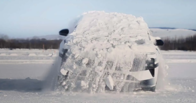 VIDEO: Un coche eléctrico chino sabe 'sacudirse' para quitarse la nieve