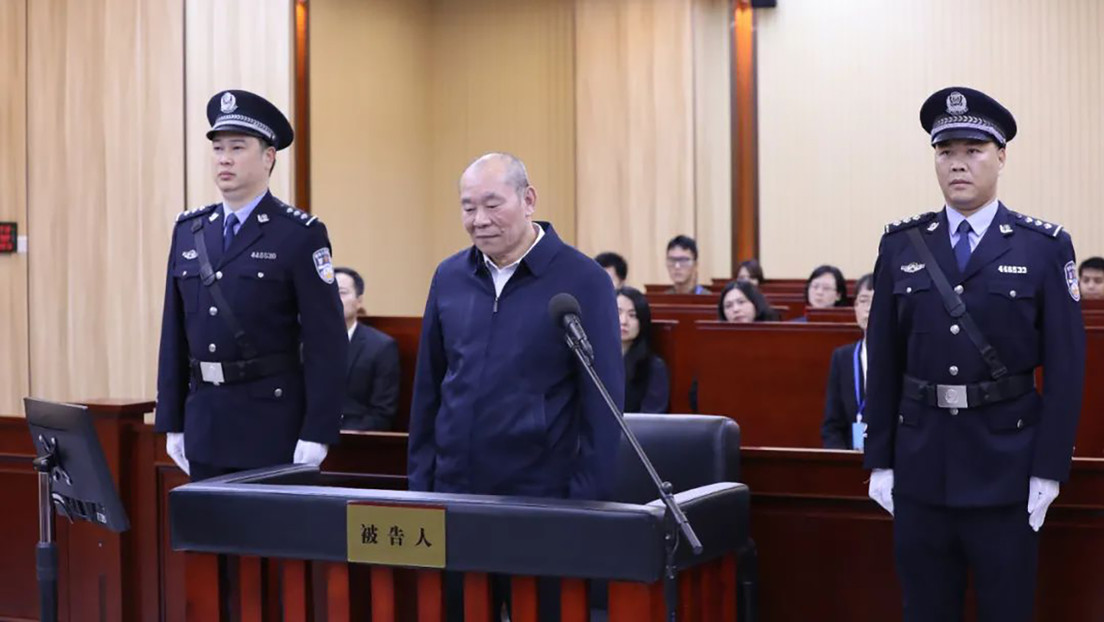 Condenan a exbanquero a prisión de por vida en el mayor caso de corrupción de la historia de China