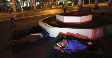La Cámara de Representantes de Florida aprueba proyecto de ley que prohíbe a los sintechos dormir en la calle