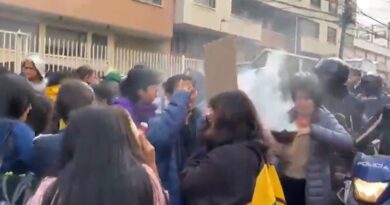 Policía de Ecuador reprime una protesta contra proyecto minero (VIDEOS)