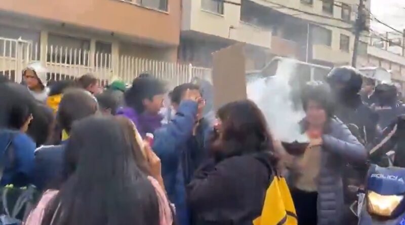Policía de Ecuador reprime una protesta contra proyecto minero (VIDEOS)